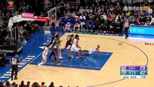 《NBA全场集锦》化腐朽为神奇 奎克利倒地推球助外线伯克斯三分穿心