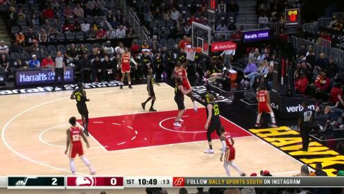 《NBA全场集锦》招牌连线！特雷杨助飞卡佩拉空接上篮得手