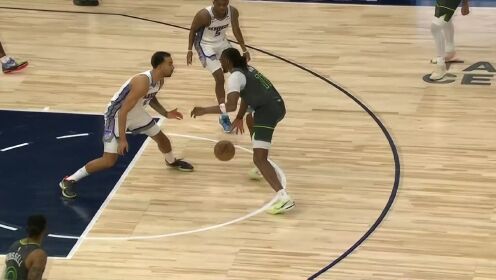 《NBA全场集锦》平地一声雷！里德独闯龙潭单臂炸扣