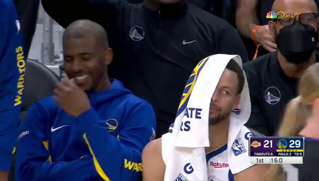 无奈的摇摇头！库明加妙传 直接传给了场边站着的库里