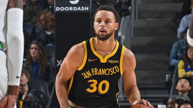 一人扛着球队前行 库里首节内外开花独揽13分