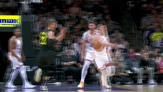 这个动作确实不应该啊 阿伦腾空期间被塔克背后突袭失衡摔地