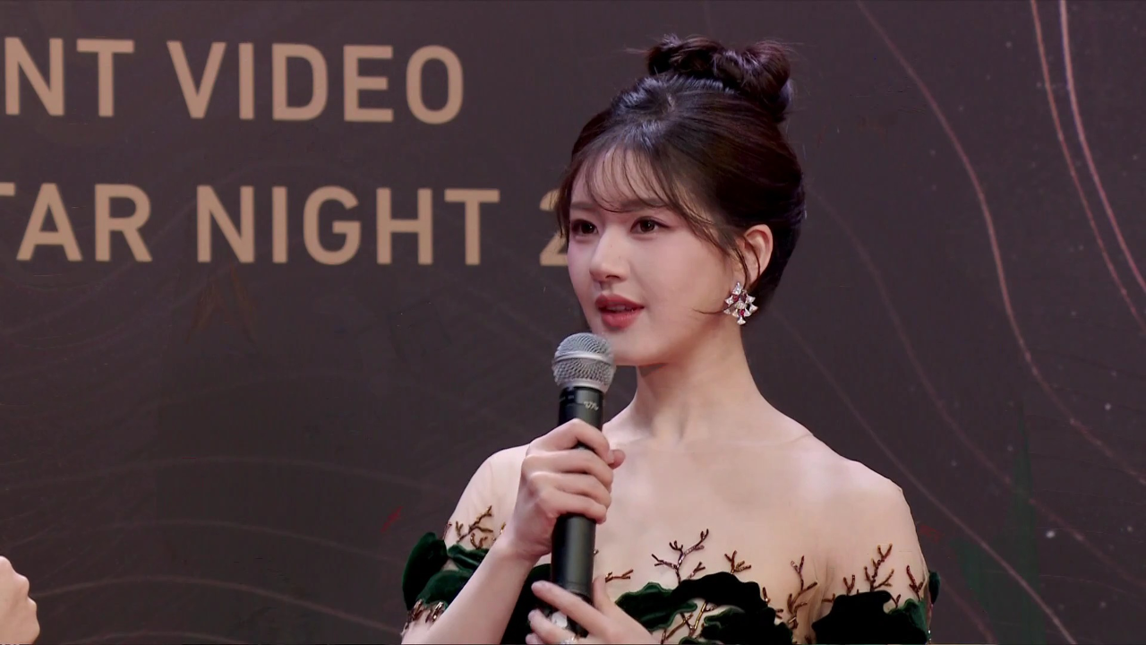 2023腾讯视频星光大赏丨妹宝赵露思在红毯袅袅对鸟鸟