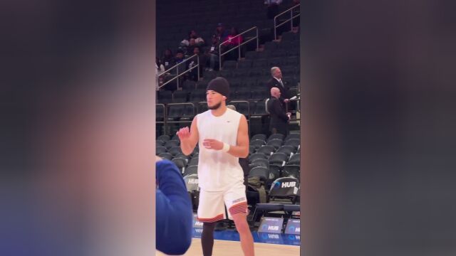 布克赛前热身训练 投篮手感火热弹无虚发