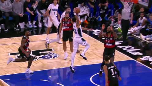 《NBA全场集锦》犹如神兵天降！ 奎因大鹏展翅单手炸裂隔扣对手