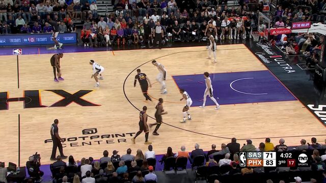 又是脚大惹的祸！杜兰特持球踩到中线被吹回场违例