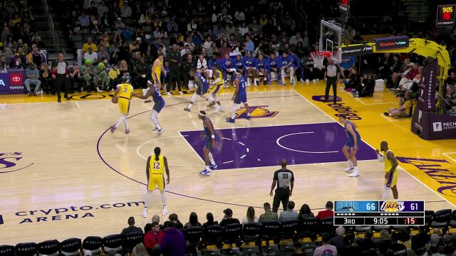 小瓦格纳拉回三分稳稳命中 拉塞尔与里夫斯连线迅速回击