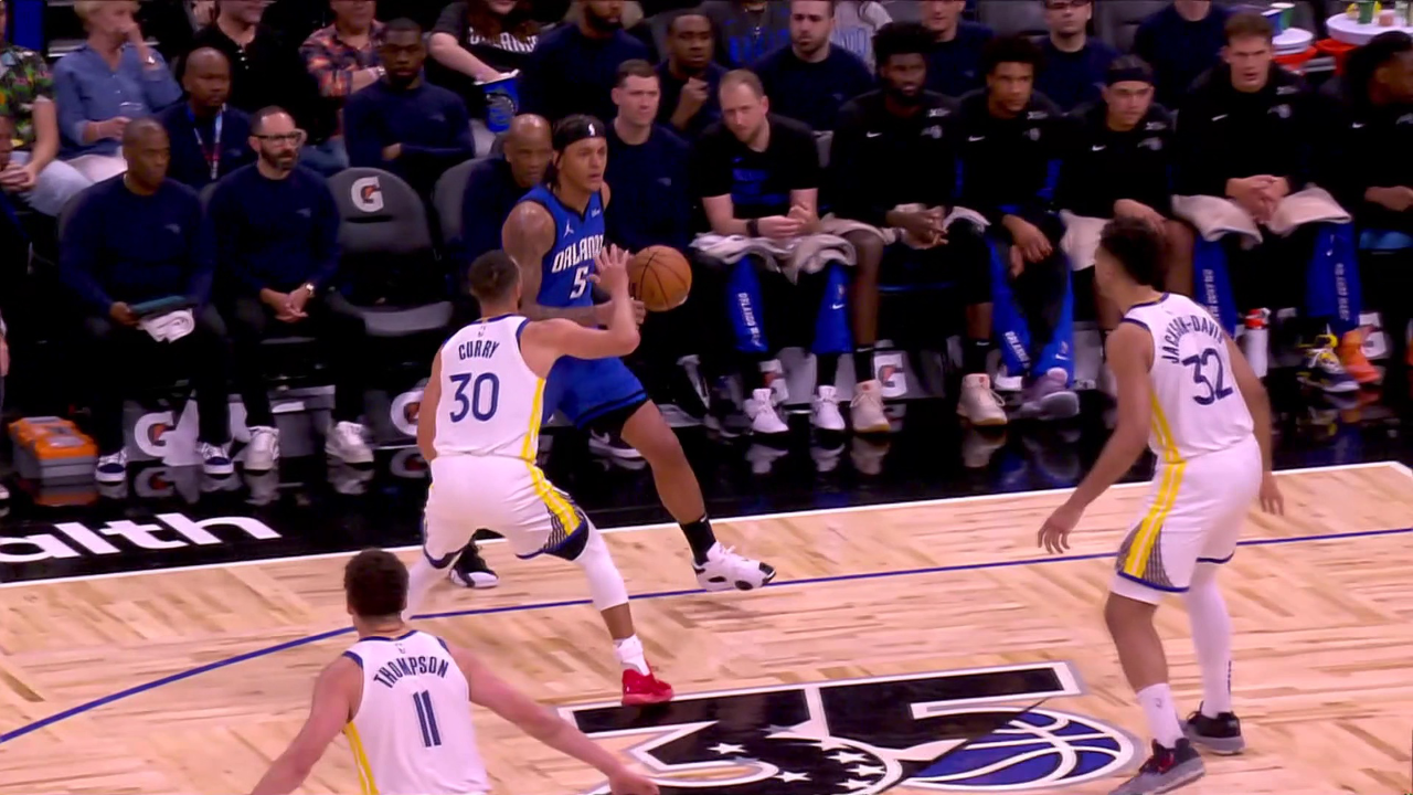 完美的配合让将得分机会收入囊中 班凯罗直塞篮下温德尔-卡特双手重扣