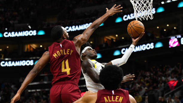 暴力美学!莫布利接勒维尔妙传一跃而起单臂暴扣