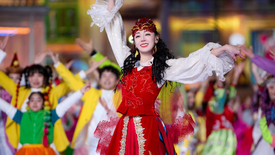 天天七点综丨《奔跑吧12》花式官宣,迪丽热巴登北京周报封面,赵丽颖提