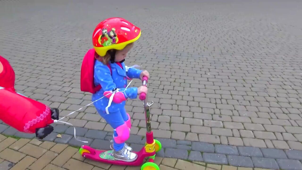 娜斯佳学习玩滑板车