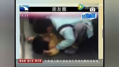 实拍地铁内小男孩按到小女孩亲嘴 往嘴里吐口水