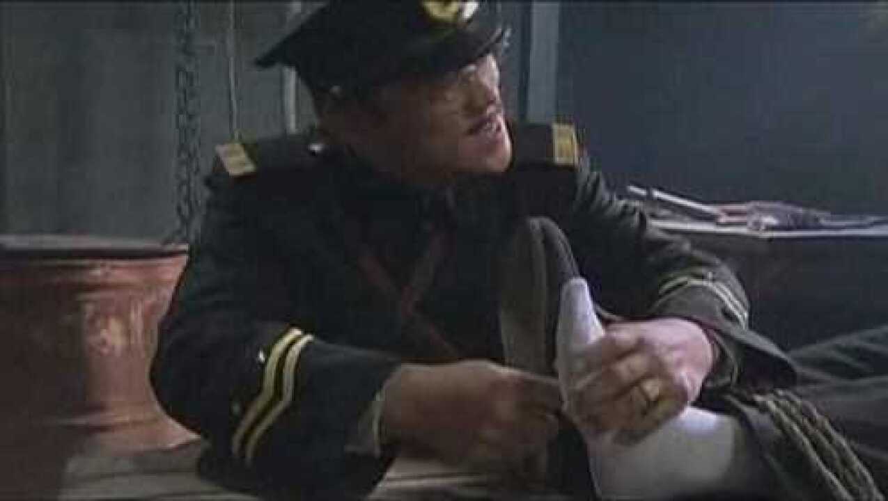 军统对美女用酷刑，用针扎脚上的涌泉穴会是什么感觉_高清