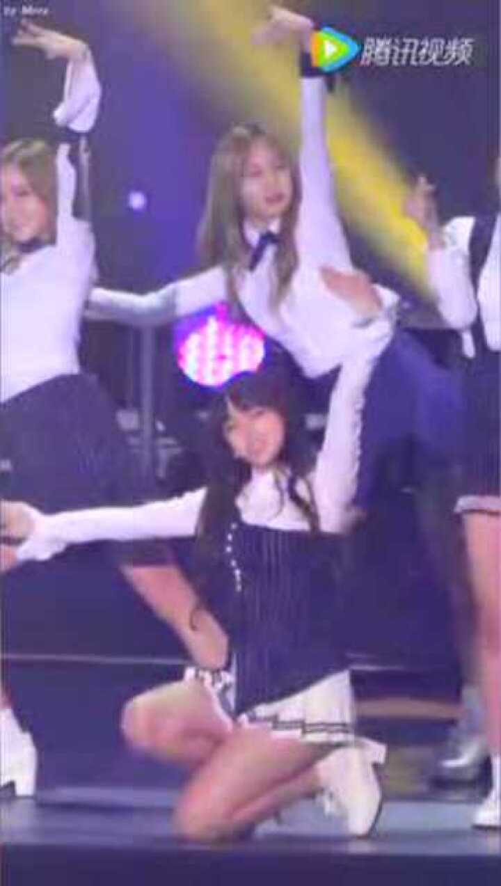 美女一字马劈叉露出下面都被看光美少女程潇空翻开球秀耻度_高清