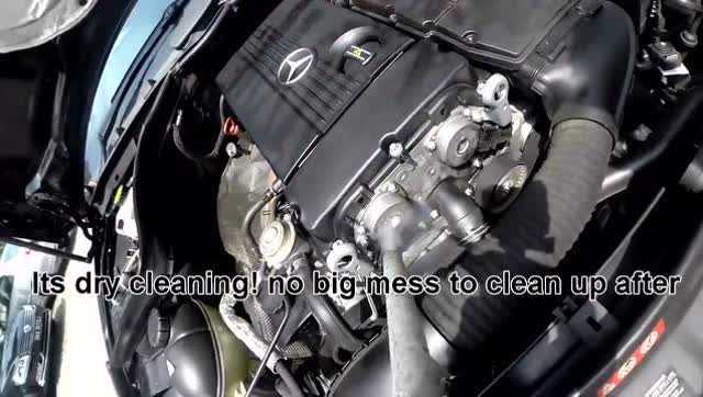 实拍国外男子用干冰清洗机洗车