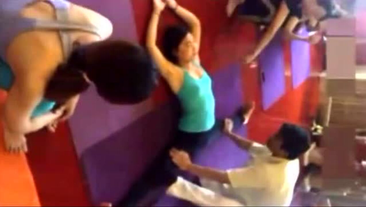 漂亮女孩被男教练动开胯，双腿全部压开_高清
