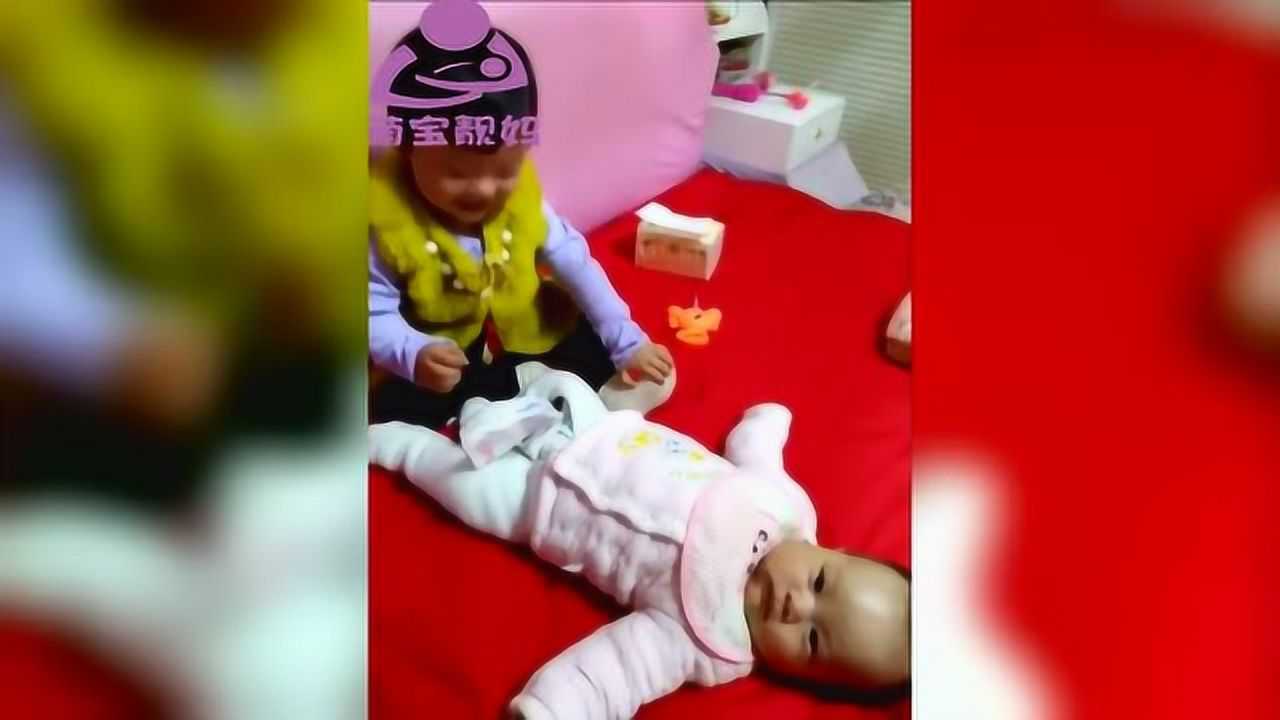 姐姐给小弟弟换尿不湿，摸到弟弟的小弟弟笑个不停！妈妈反应亮了_腾讯视频