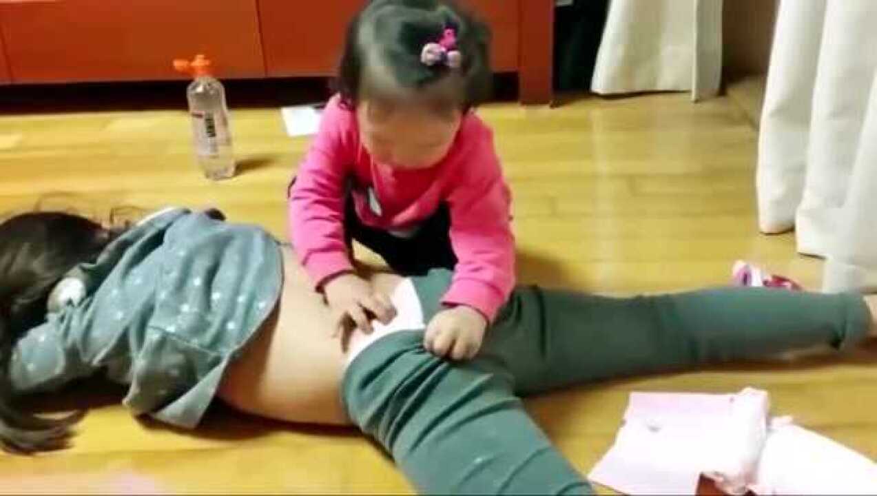 小宝宝扒姐姐裤子，非要给姐姐换尿不湿，这小动作太搞笑了！-->pequeño bebé recoge los pantalones de su hermana y tiene que cambiar los pañales de su hermana, ¡esta pequeña acción es tan divertida!