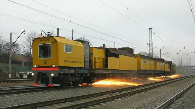 最炫酷工作:钢轨打磨车工作全程,一路火花带闪电!