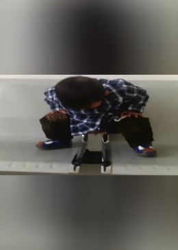 谁家的小孩，感觉对了就开始尿尿_高清