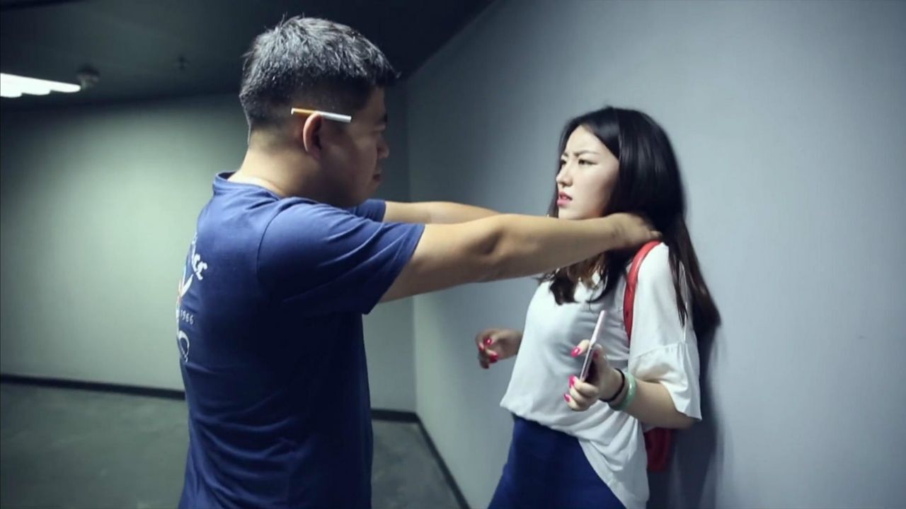 网罗天下漂亮美女被歹徒掐住喉咙几十秒就可能窒息该如何救急