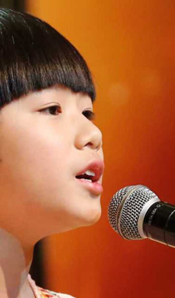 天籁童声郑楚馨弹唱原创歌曲《年少如歌》特别喜欢前奏的口风琴