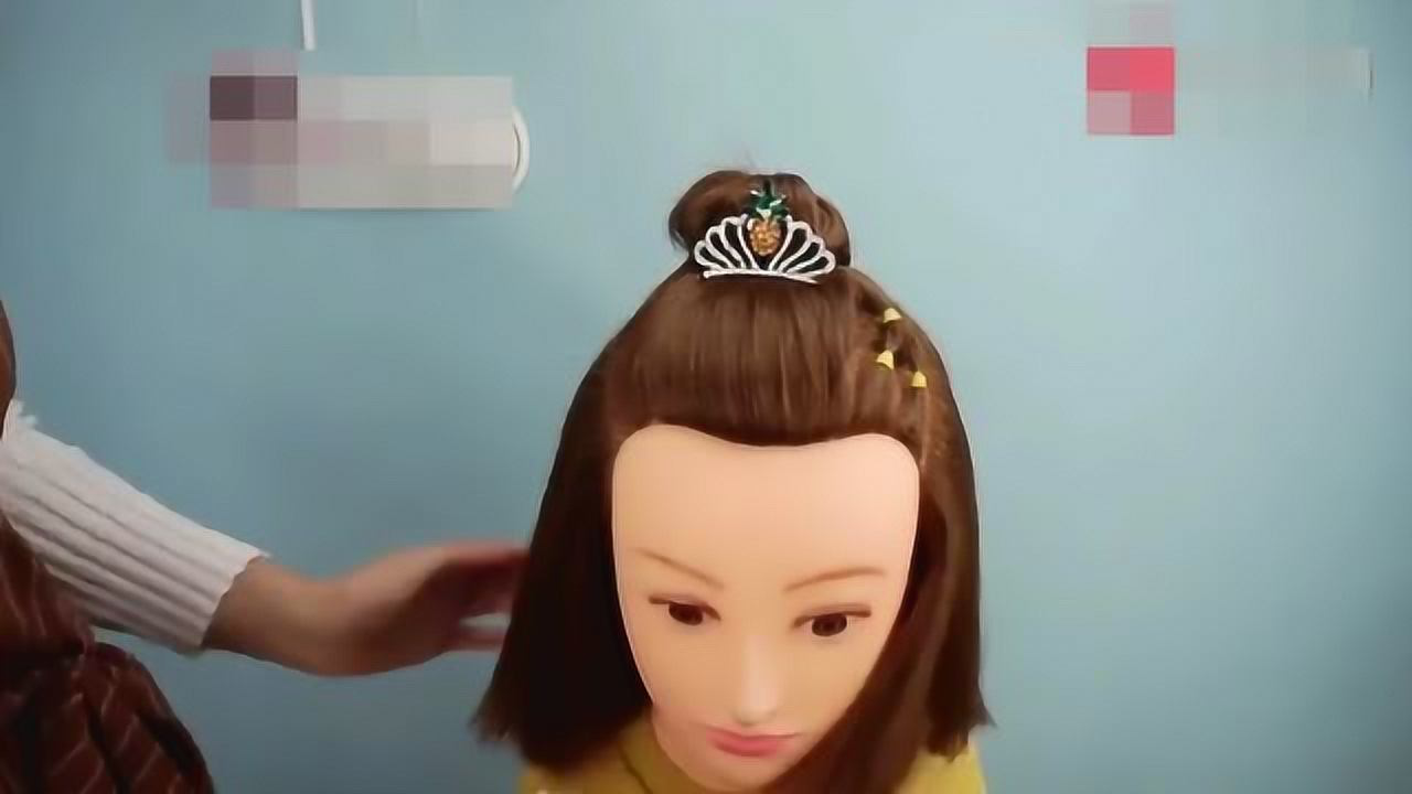 适合戴皇冠的儿童发型 超简单丸子头的扎法