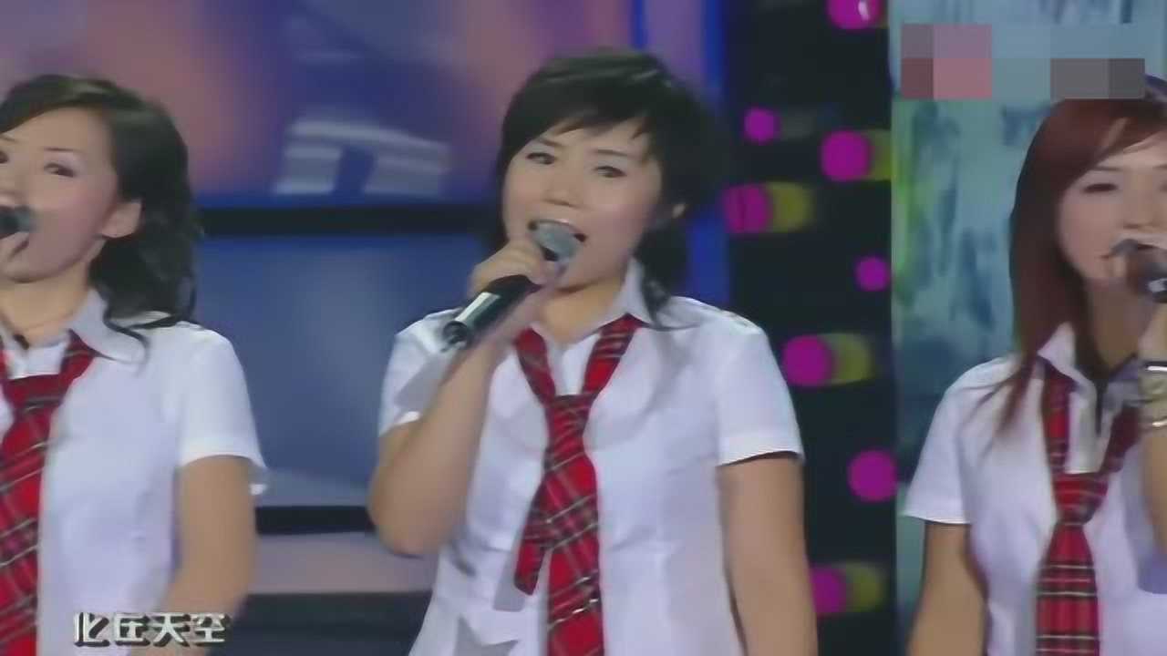 2005超级女声,全国5进3合唱,有人跳舞全程打酱油,你能找到吗!