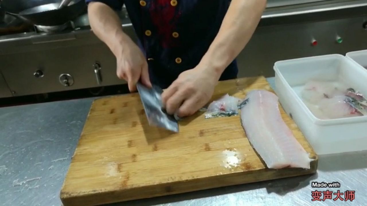 酒店10年大厨示范鱼片的切制方法,快学学吧_高清1080P在线观看平台_腾讯视频