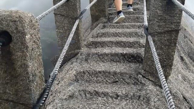 黄山天都峰鲤鱼背,两边是看不到底的悬崖,不小心就有生命危险