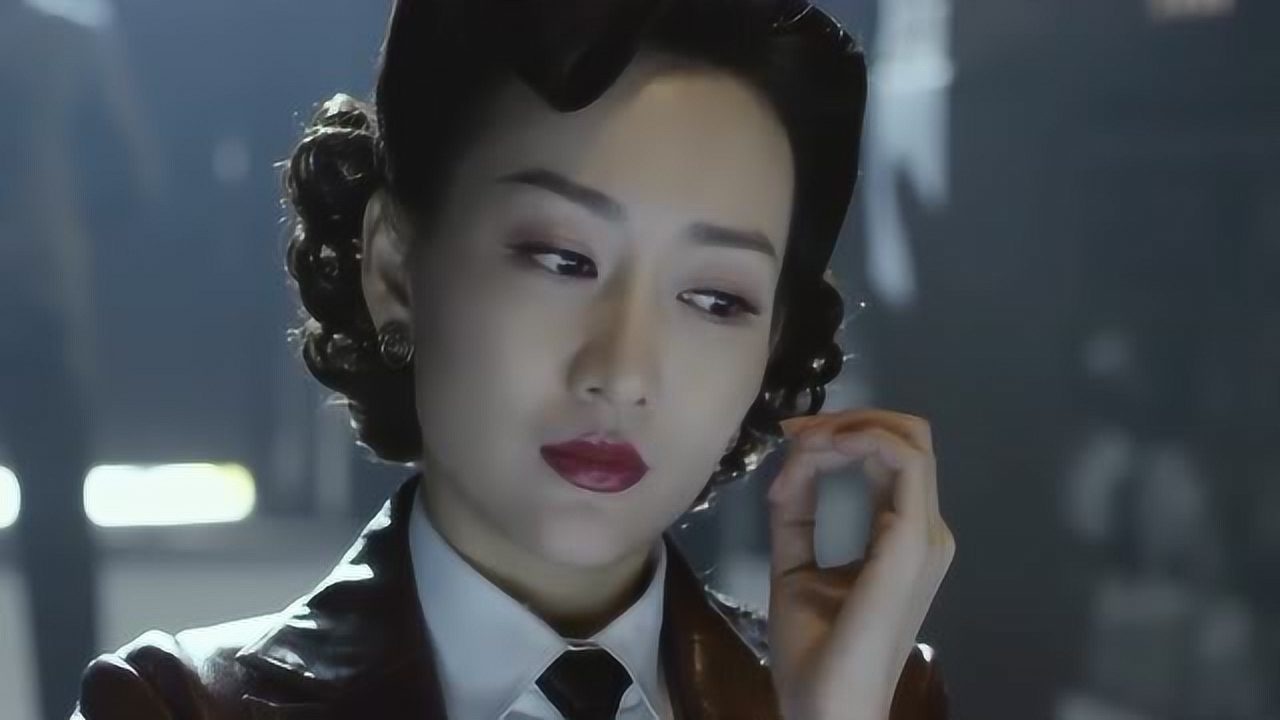 这个漂亮女人一身皮衣,饰演的女特务杀人不眨眼,霸气