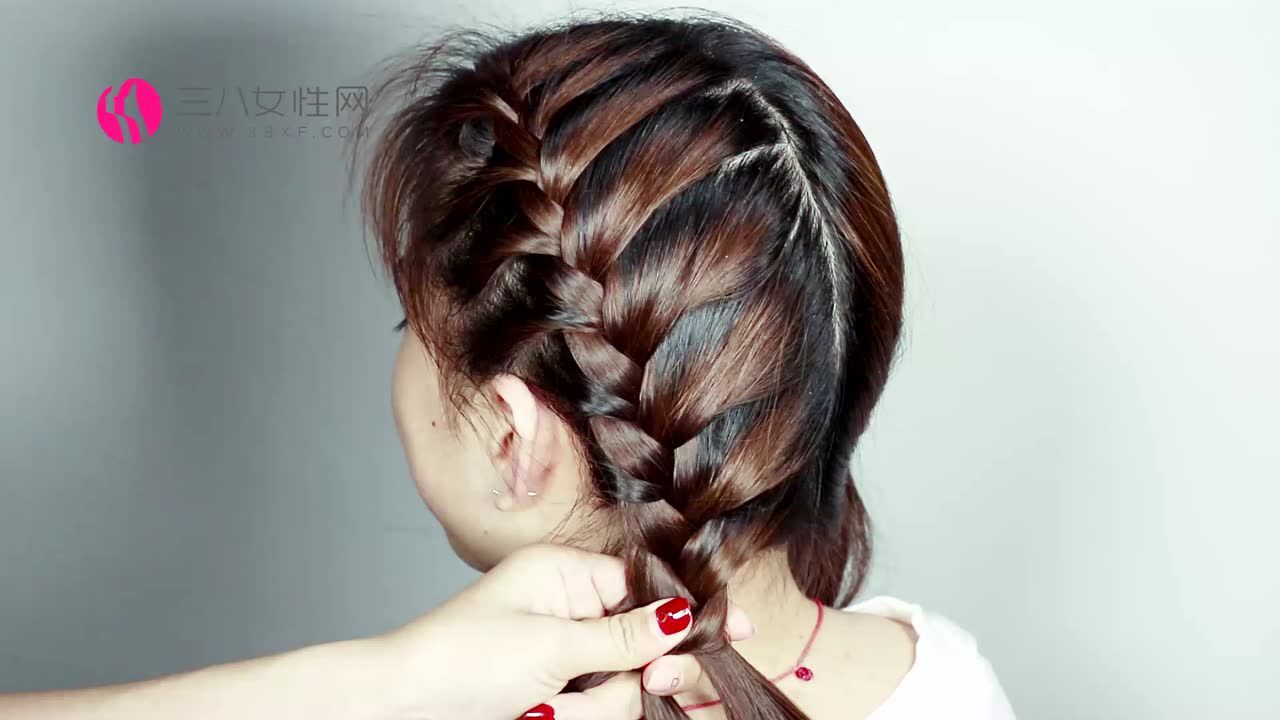 双蜈蚣辫的编发教程双蜈蚣辫的编发难不难