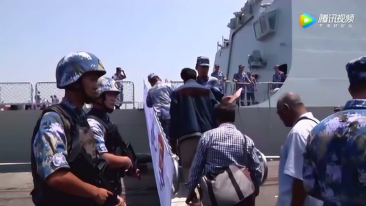 珍贵影像再现! 也门撤侨 潍坊舰将同胞从战火硝烟中转移出来
