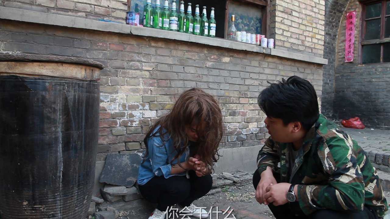 女乞丐要钱不成反被套路,路过男子问了她几个问题