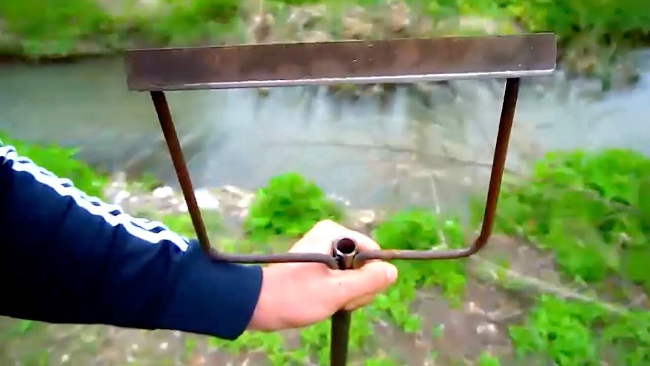 国外牛人自制一个除草神器 网友:比镰刀好用,不用再弯腰了