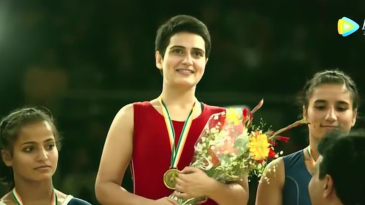 摔跤吧爸爸马哈维亚曾是印度国家摔跤冠军因生活所迫放弃摔跤