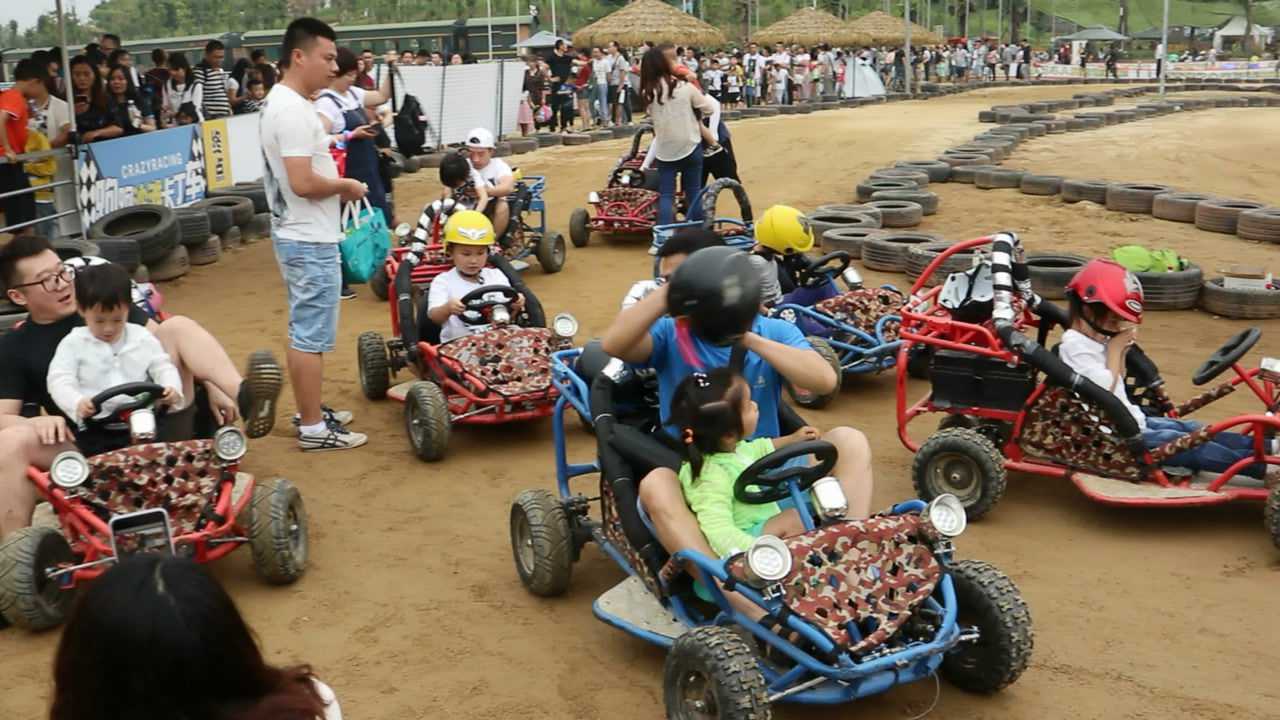 儿童游乐园玩卡丁车3分钟父母在烈日下排队1小时