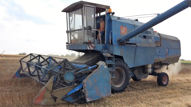 e512联合收割机上个世纪的70年代国内有很多