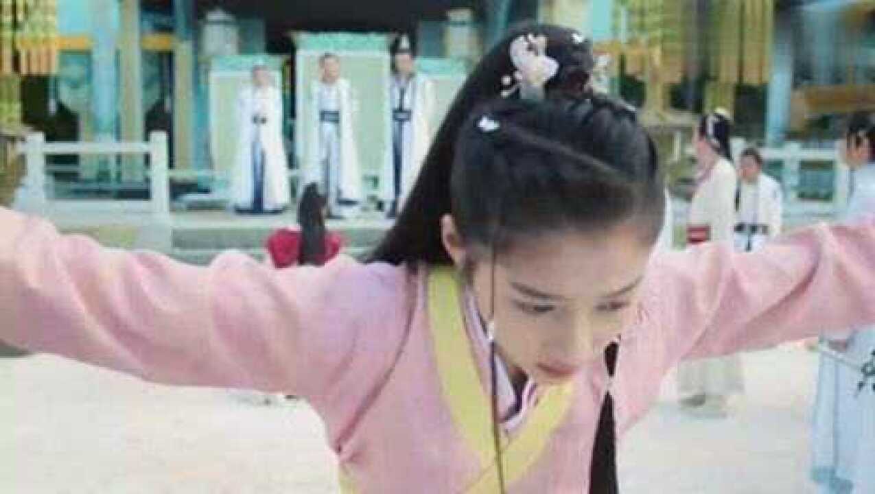 女人被男人鞭打完，被关在一个这么狭窄的柜子里，真可怜_高清