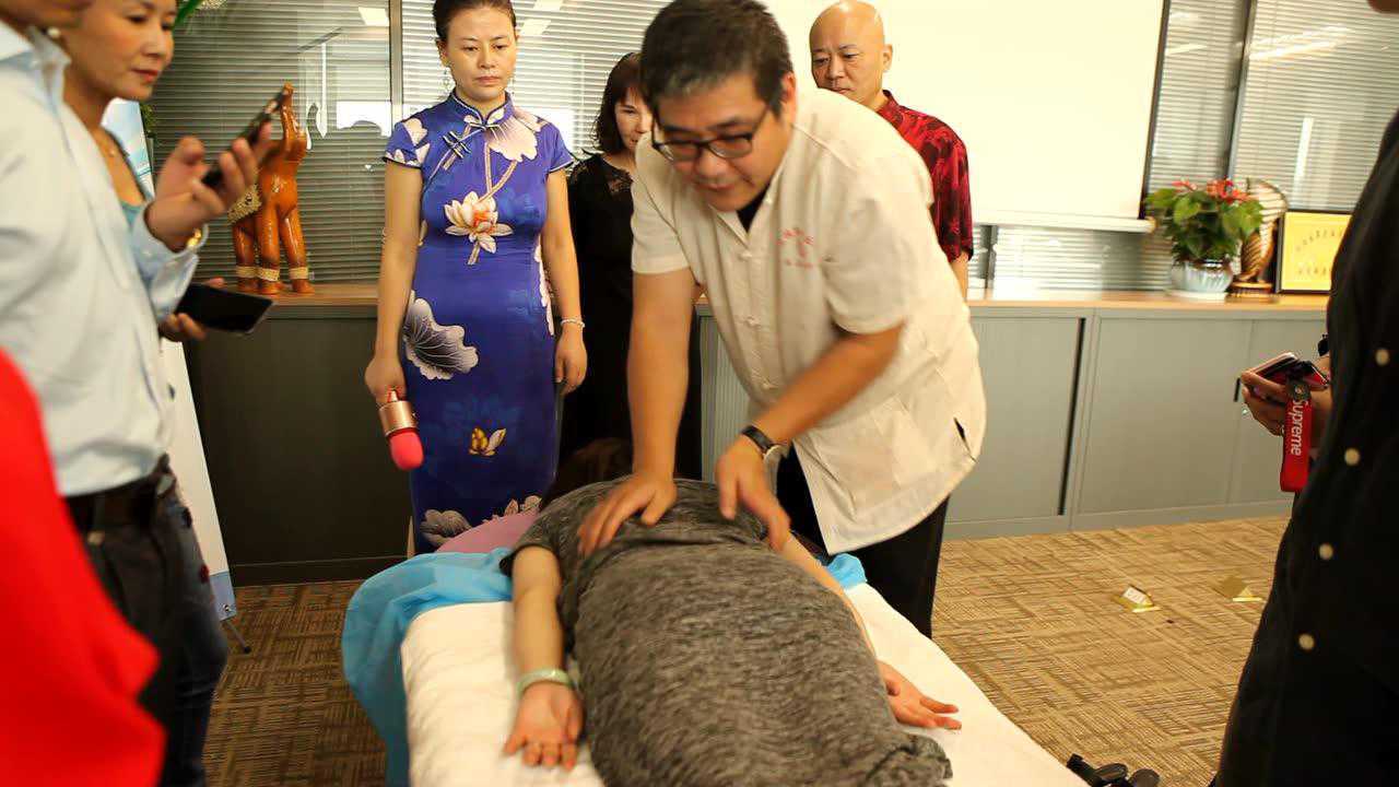 乾坤盟名人库著名正骨大师林念甫现场诊疗