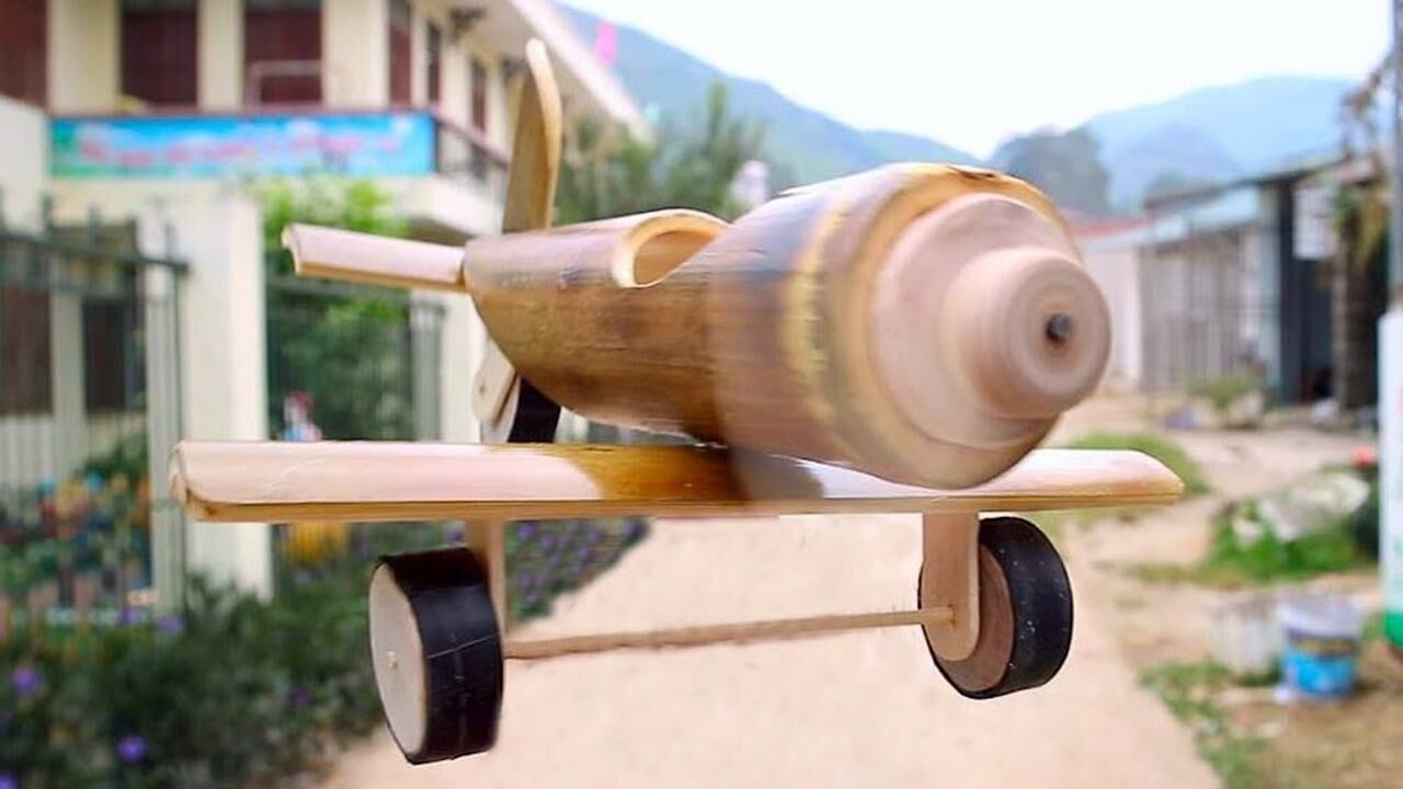 小伙用竹子diy飞机玩起来真不错看看他是怎么制作的