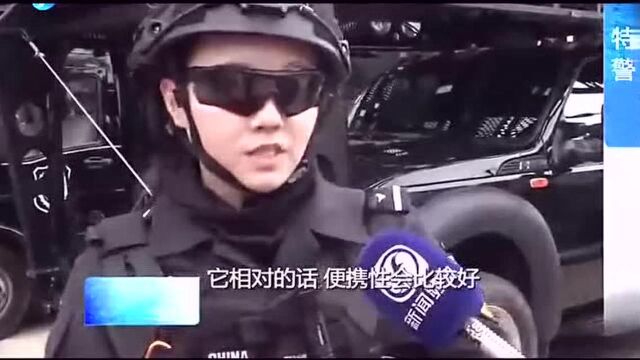 福州特警装备公开亮相,记者亲身体验炫酷装备,现场群众激动不已