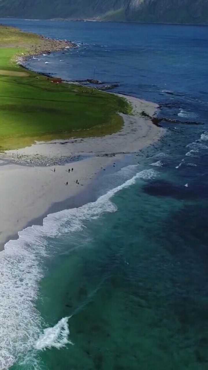 廣闊無垠的大海,在沙灘上泛起朵朵浪花