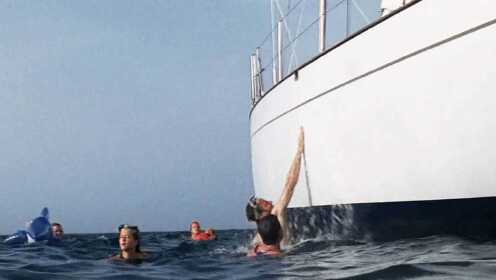 6人开游艇下水玩，却忘放梯子被困海里，船上的婴儿比他们更绝望