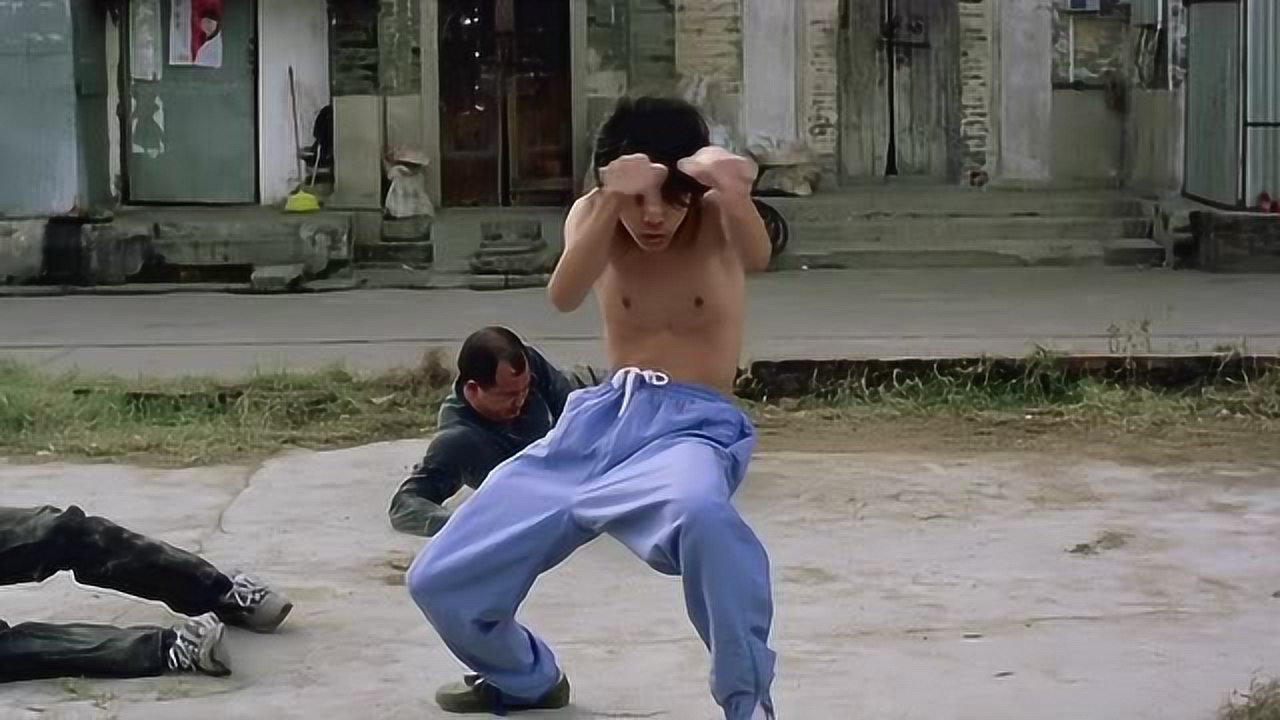 《少林足球》经典片段,仔细听螳螂拳小哥顺便放个屁