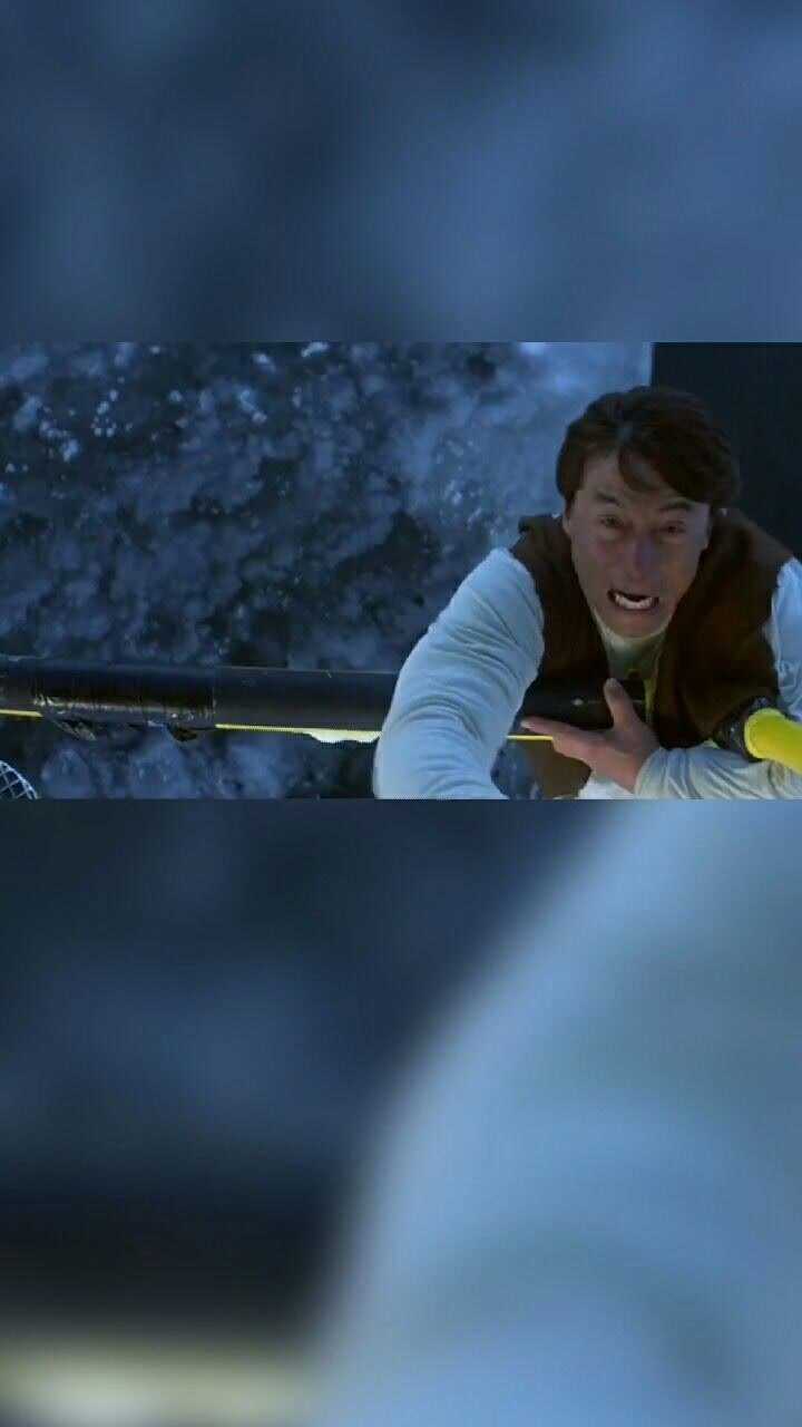 《警察故事4:简单任务》成龙掉到冰水里面,看着就冷