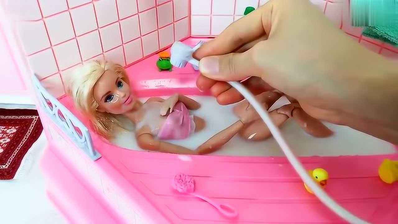 芭比娃娃泡泡浴粉色浴室