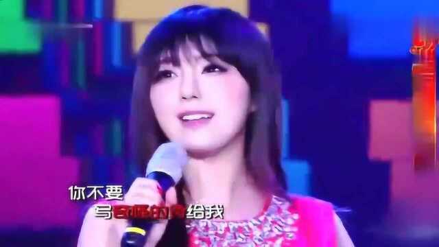 赵奕欢现场演唱,一首经典歌曲《我是女生》好听