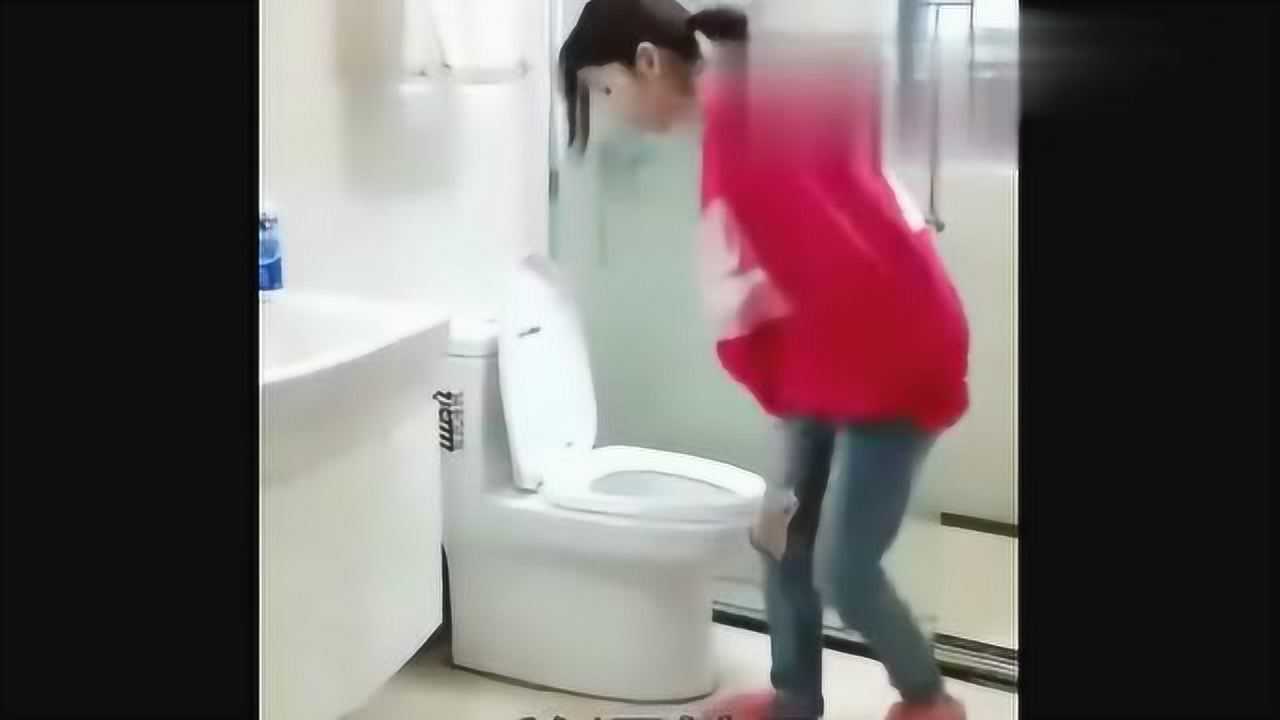 女子尿急憋不住了，厕所里人却一直不出来，女生当场崩溃！