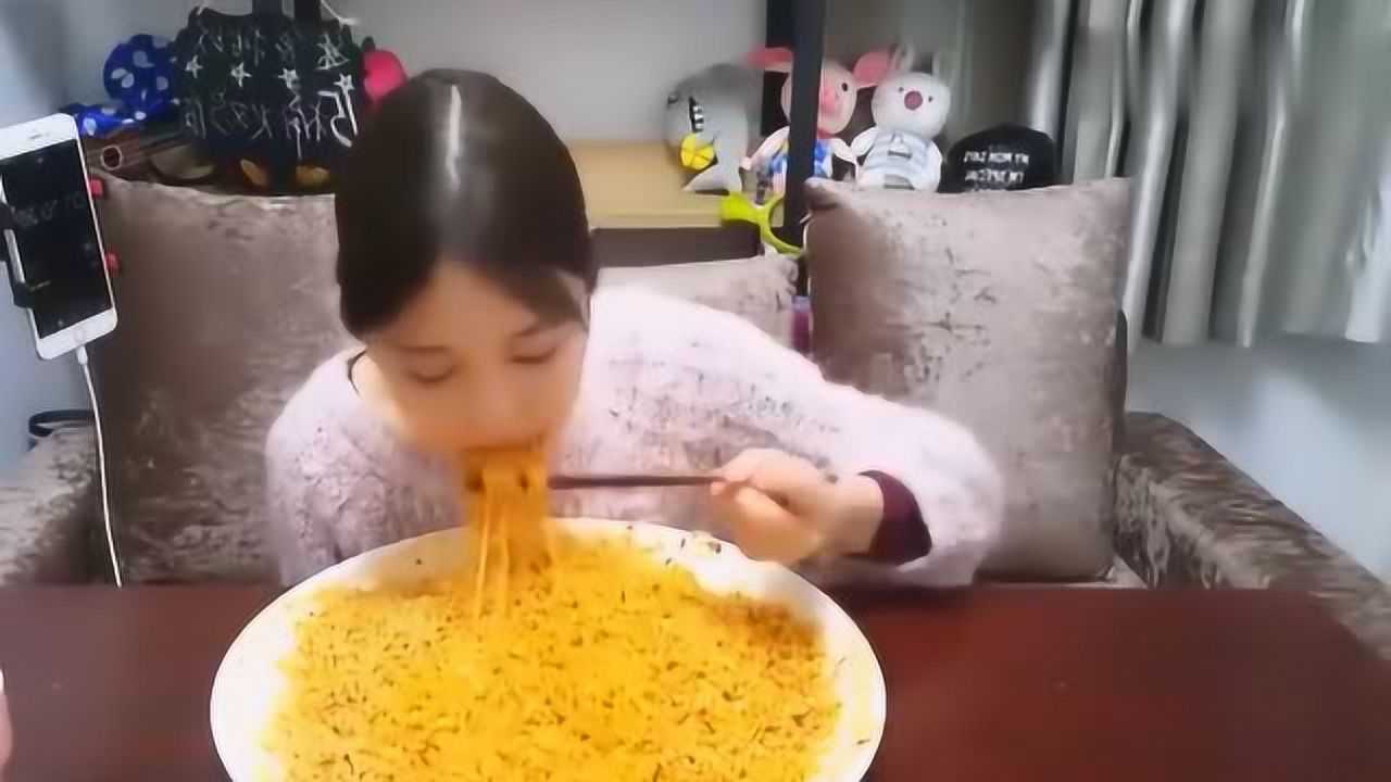 大胃王朵一挑战火鸡面15桶用时6分56秒风卷残云